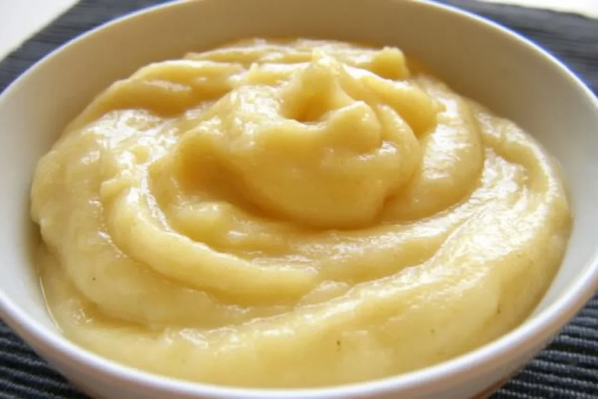 Delicious bowl of fresh banana curd topped with sliced bananas and nuts.
